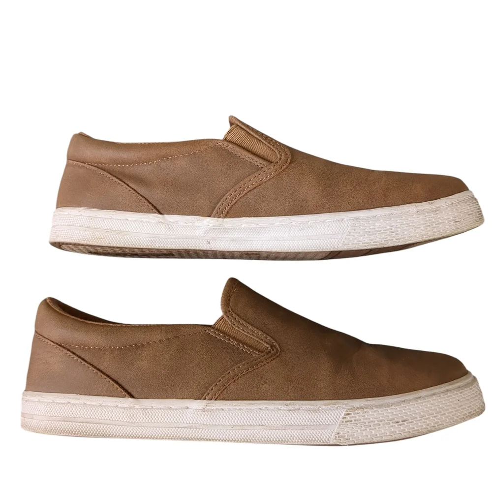 Big Boys Tan Slip On Sneakers (Size 6)